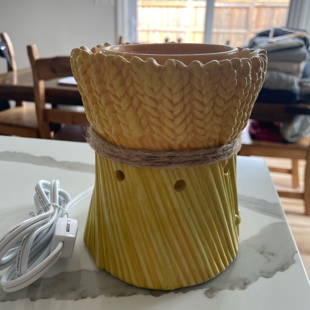 Scentsy Grateful Harvest Full Size Premium Warmer with Bulb Retired